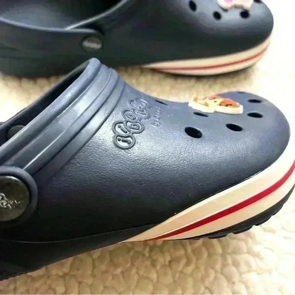 Jibbitz CROCS Kilby Navy W/ Blue/White Stripe Clog W/ Disney Jibbitz W9/M7 - Picture 5 of 12